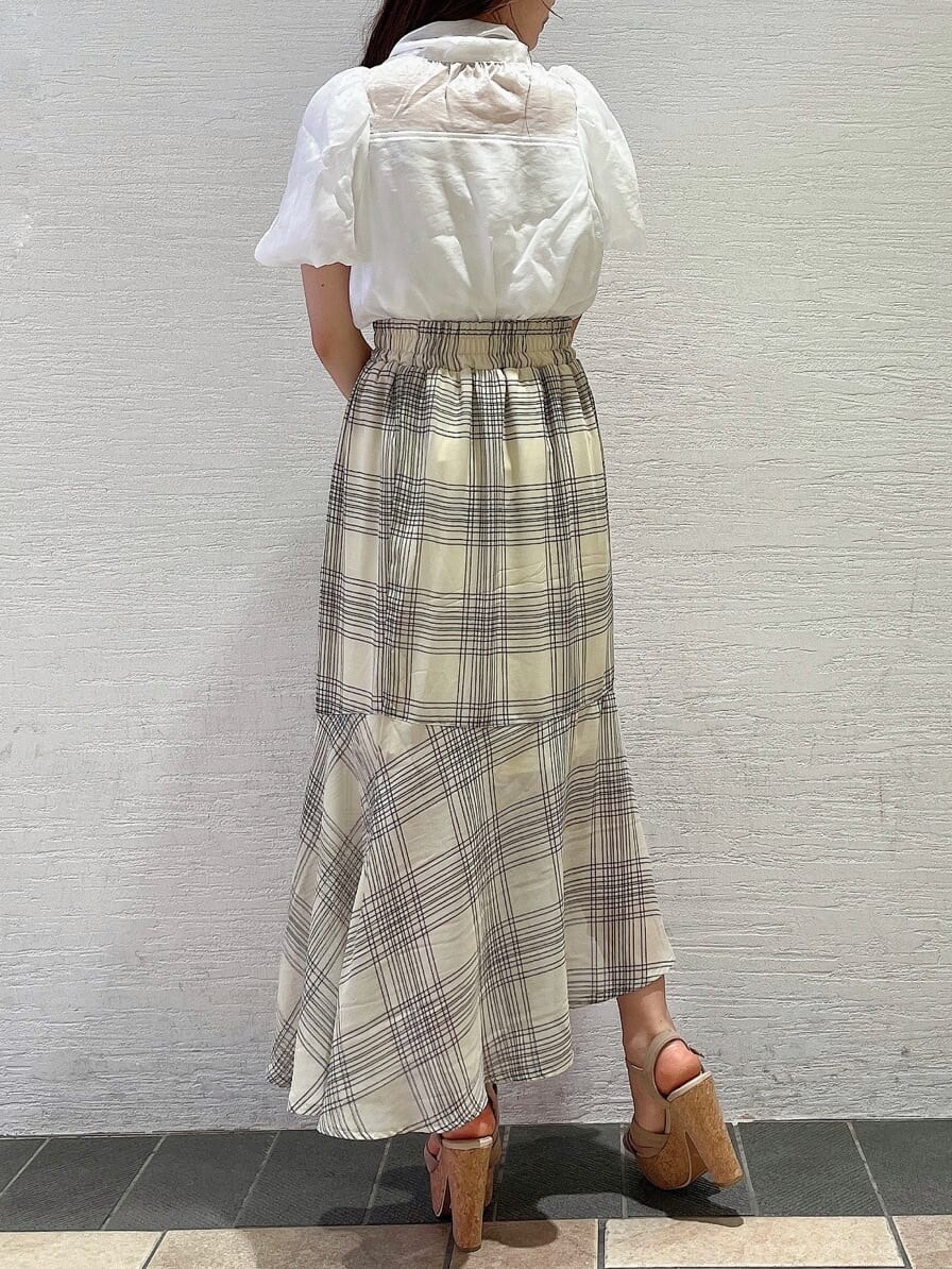 ベージュ系のサンダル、ホワイト系のスカート、ホワイト系のシャツ/ブラウスを着用したレディースの夏コーディネートの3枚目の写真