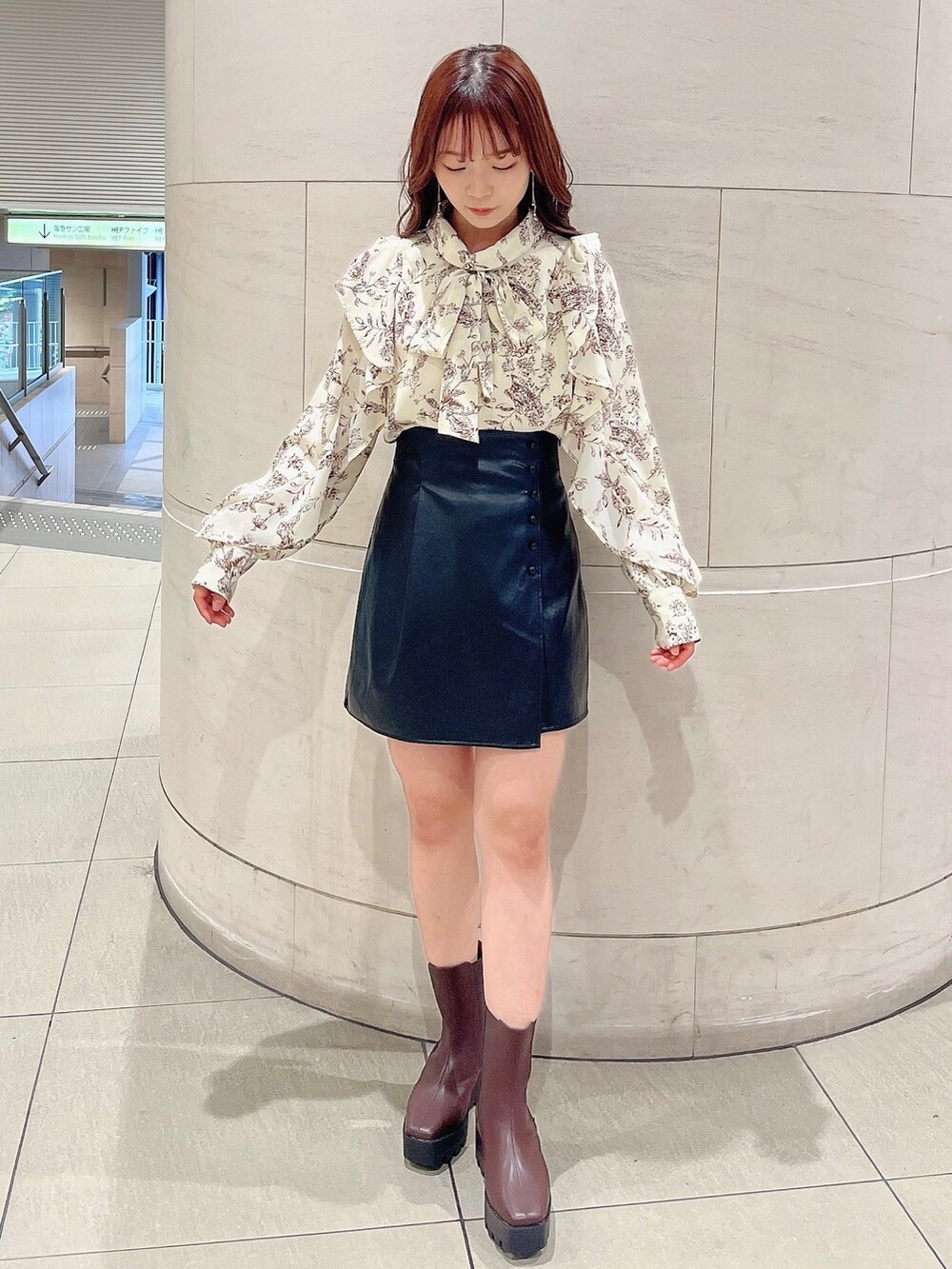 その他のシャツ/ブラウス、ブラック系のスカート、ブラウン系のブーツを着用したレディースの秋コーディネートの3枚目の写真