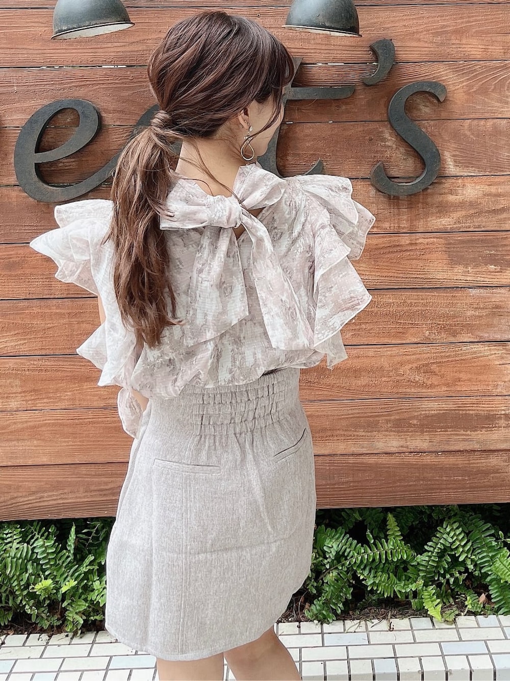 ブラウン系のサンダル、ベージュ系のシャツ/ブラウス、ベージュ系のスカートを着用したレディースの夏コーディネートの5枚目の写真