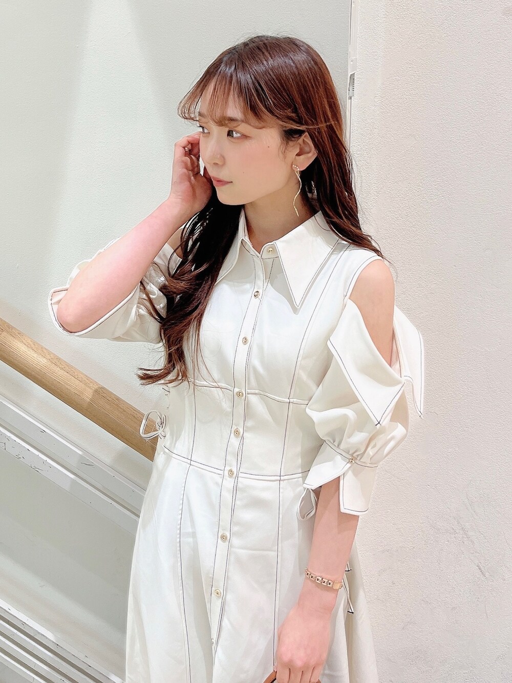 ホワイト系のワンピース、ホワイト系のパンプスを着用したレディースの冬コーディネートの9枚目の写真