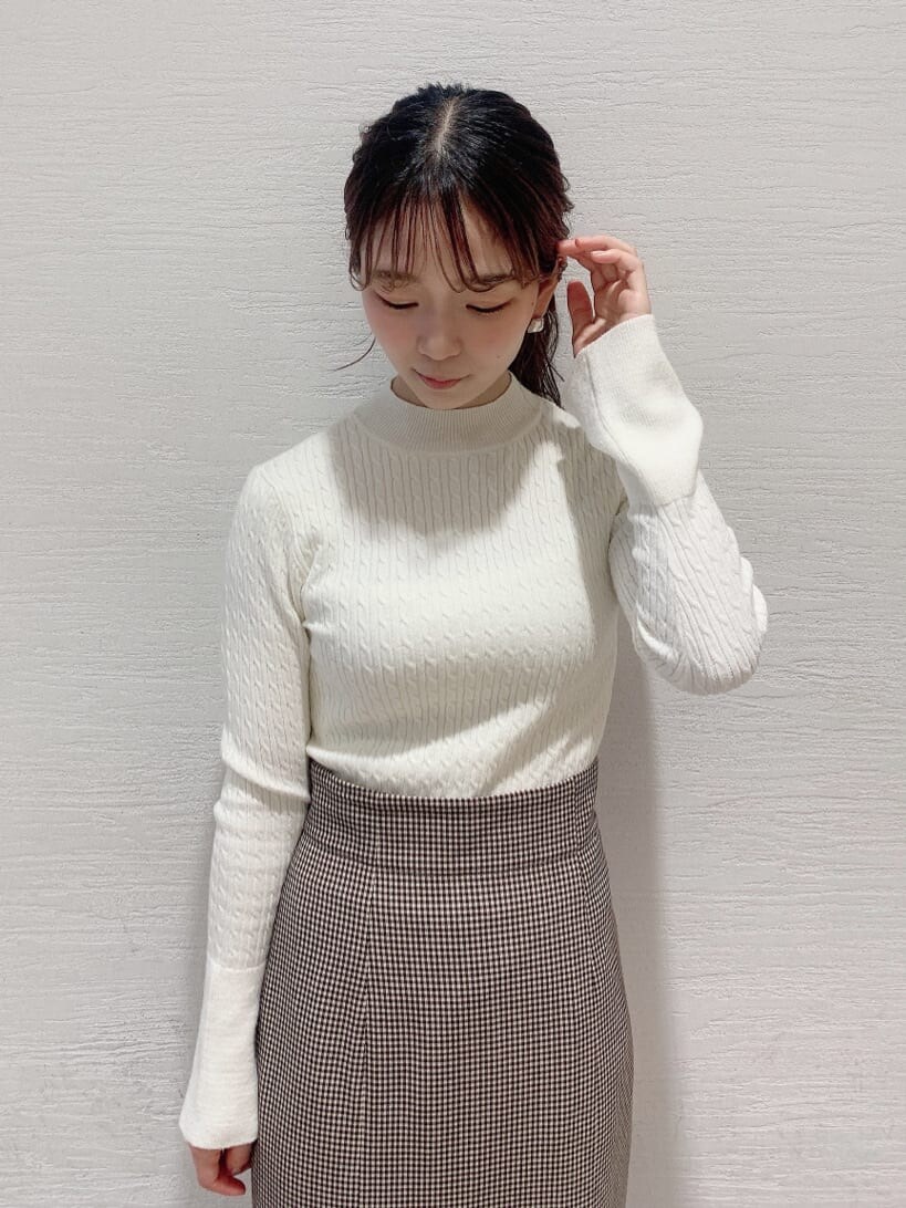 ホワイト系のパンプス、ブラウン系のスカート、ホワイト系のニット/セーターを着用したレディースの夏コーディネートの5枚目の写真