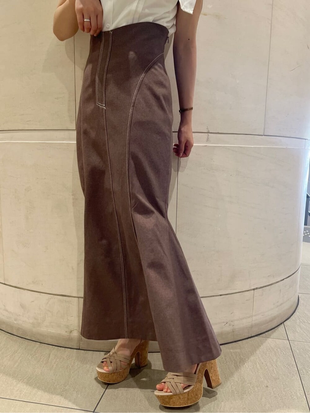 ベージュ系のサンダル、ホワイト系のシャツ/ブラウス、ブラウン系のスカートを着用したレディースの夏コーディネートの8枚目の写真