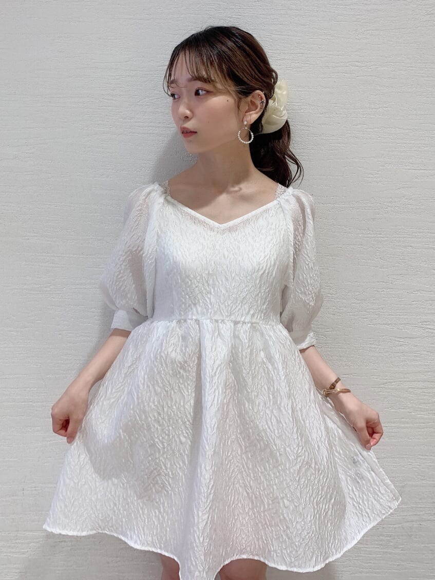 ベージュ系のサンダル、ホワイト系のその他パンツ、ホワイト系のチュニックを着用したレディースの夏コーディネートの4枚目の写真