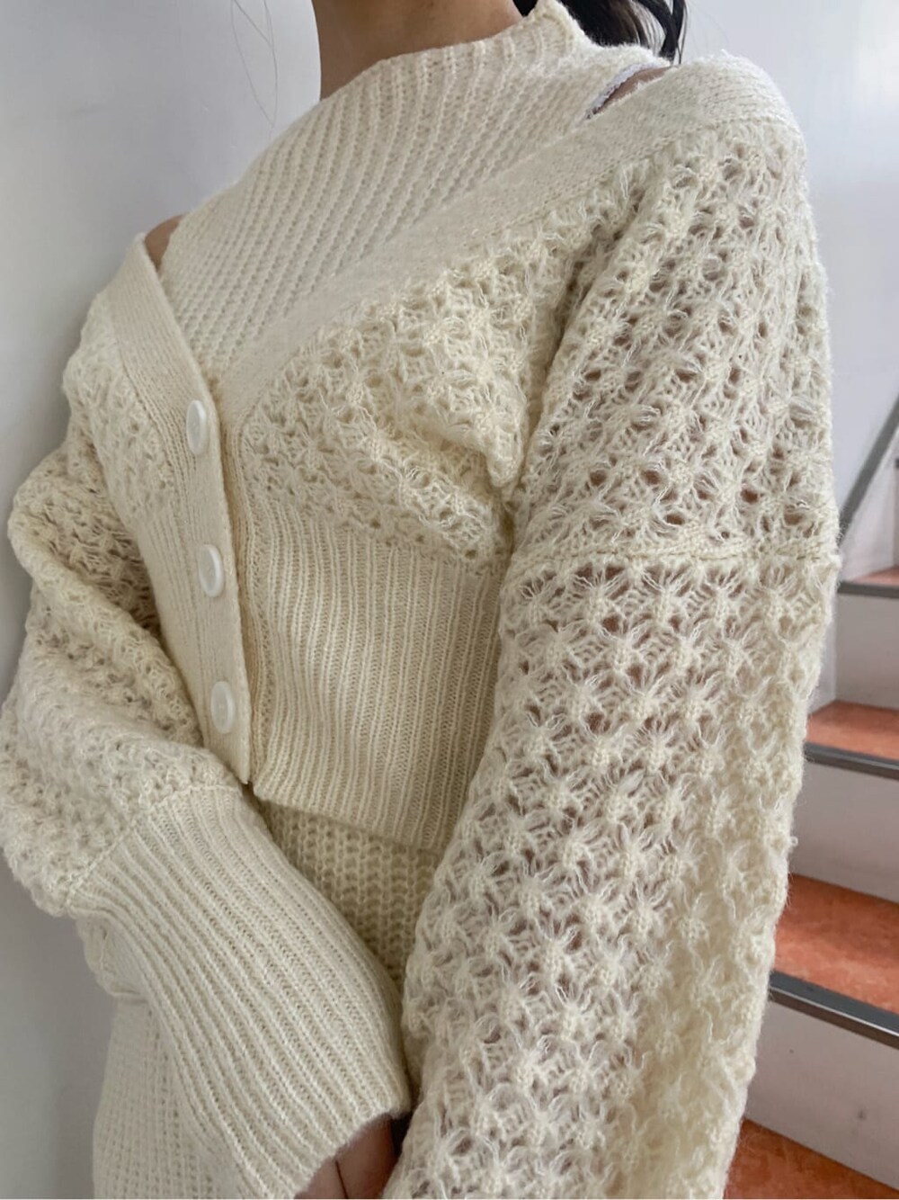 ホワイト系のワンピース、ベージュ系のブーツを着用したレディースの秋コーディネートの6枚目の写真