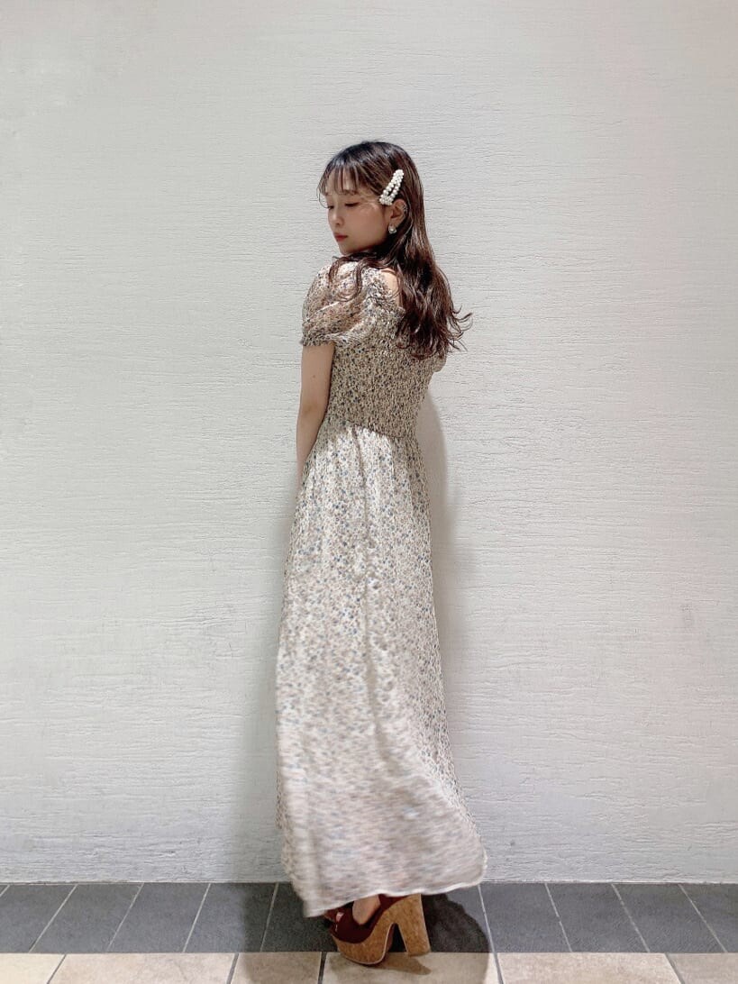 ブラウン系のサンダル、その他のワンピースを着用したレディースの夏コーディネートの3枚目の写真