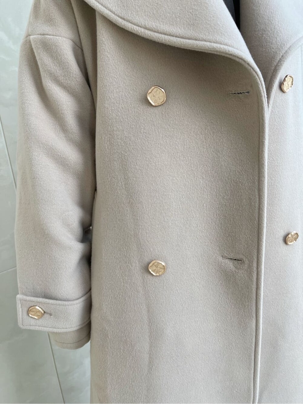 ブラウン系のシャツ/ブラウス、ベージュ系のスカート、ホワイト系のその他アウターを着用したレディースの夏コーディネートの8枚目の写真