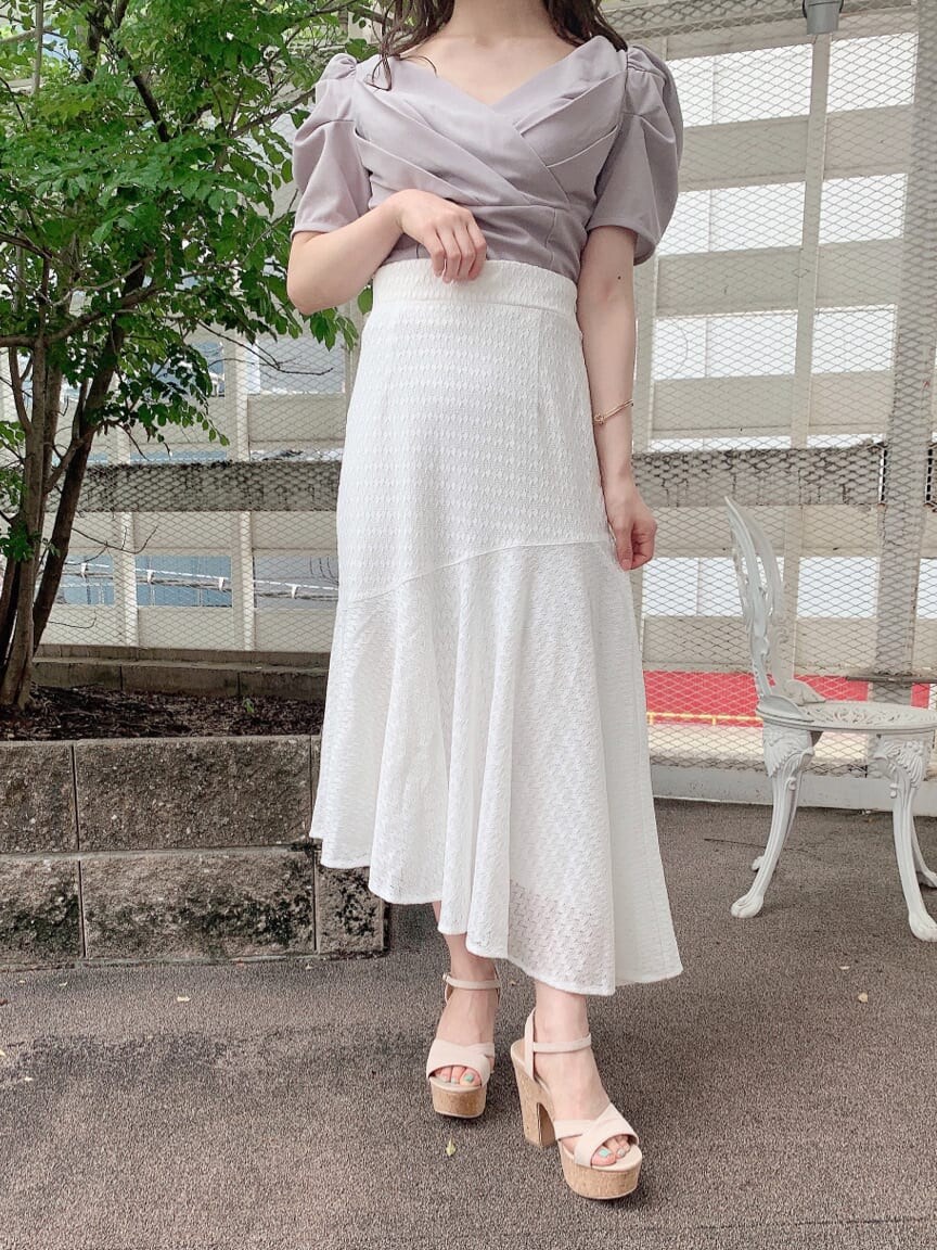 ベージュ系のサンダル、ホワイト系のスカート、グレー系のTシャツ/カットソーを着用したレディースの夏コーディネートの2枚目の写真