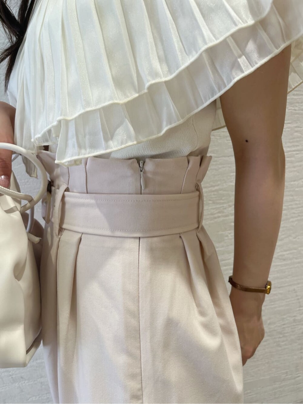 ベージュ系のその他パンツ、ホワイト系のサンダル、ホワイト系のニット/セーターを着用したレディースの夏コーディネートの7枚目の写真