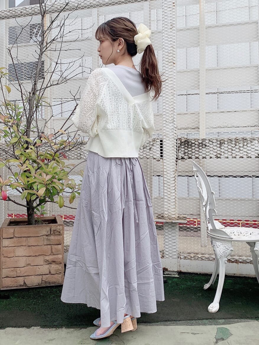 ブルー系のサンダル、グレー系のワンピース、ホワイト系のカーディガン/ボレロを着用したレディースの夏コーディネートの2枚目の写真