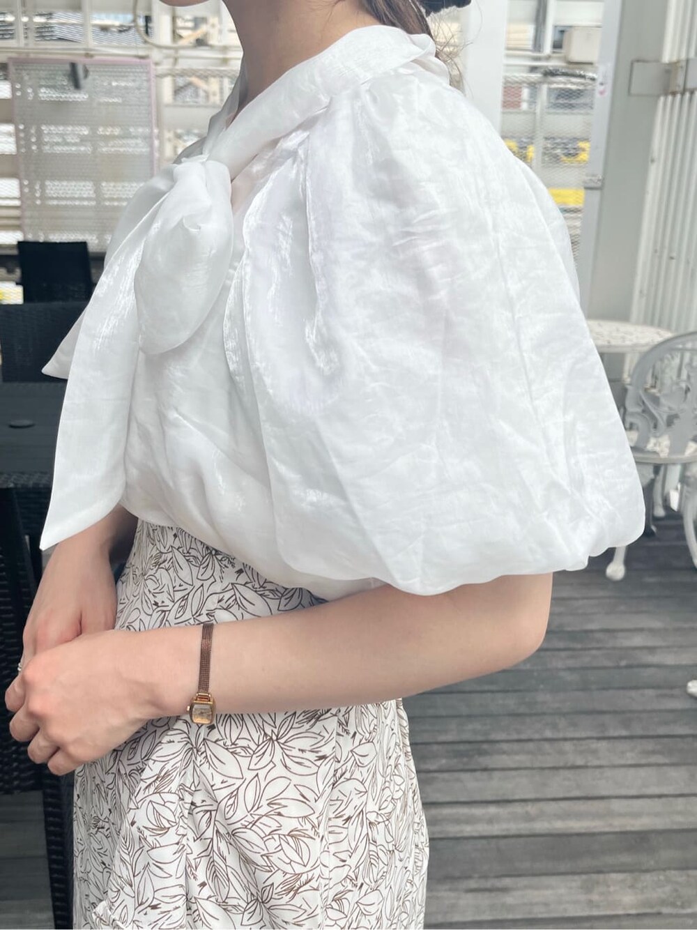 ホワイト系のスカート、ホワイト系のサンダル、ホワイト系のシャツ/ブラウスを着用したレディースの夏コーディネートの8枚目の写真