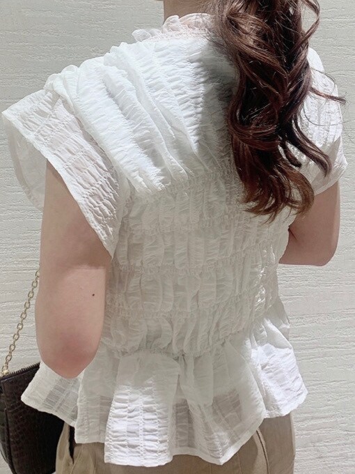 ホワイト系のシャツ/ブラウス、ベージュ系のスカート、ブラウン系のサンダルを着用したレディースの春コーディネートの5枚目の写真