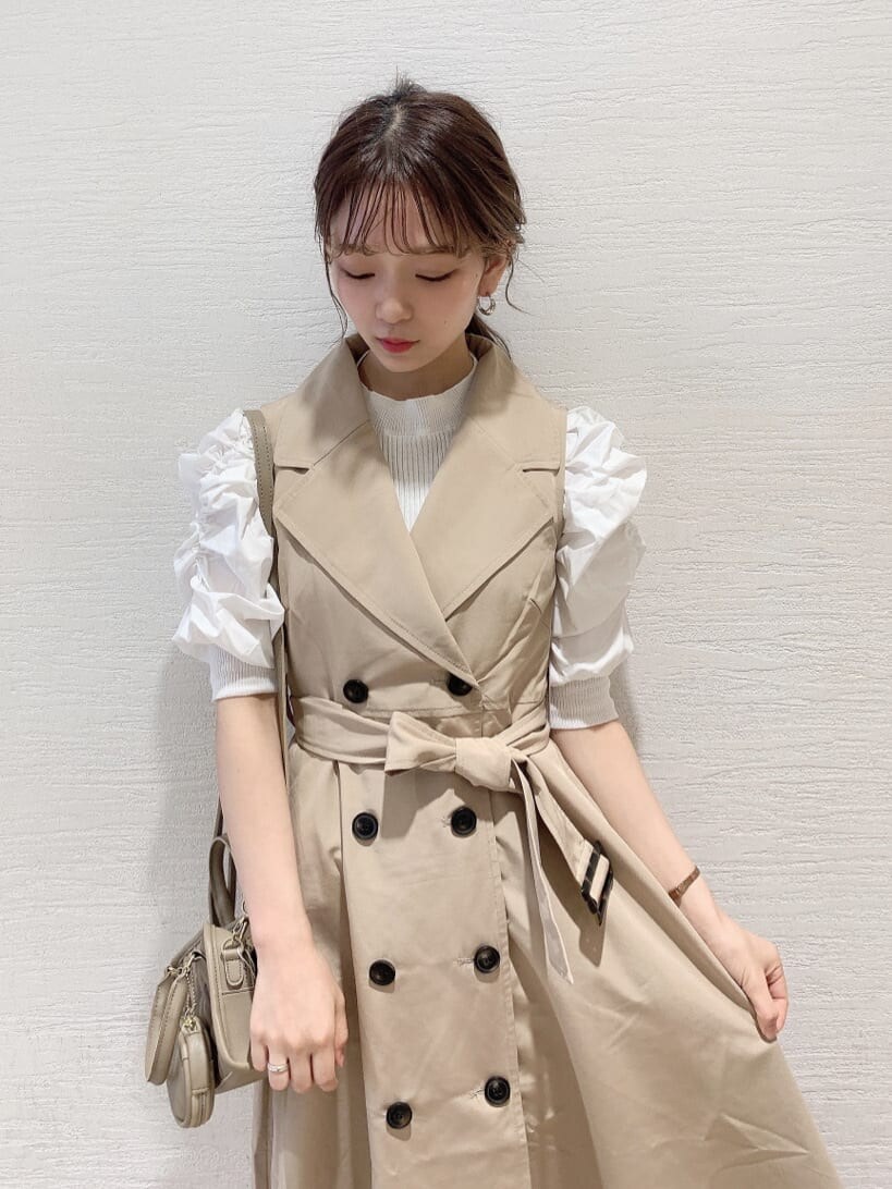 ベージュ系のワンピース、ベージュ系のブーツ、ホワイト系のニット/セーターを着用したレディースの秋コーディネートの4枚目の写真