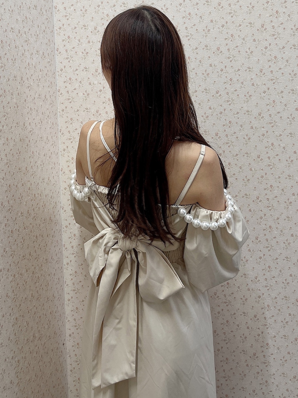 ホワイト系のサンダル、ホワイト系のワンピースを着用したレディースの夏コーディネートの9枚目の写真