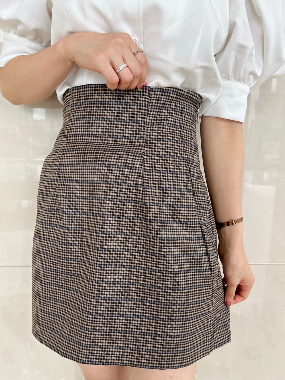 ホワイト系のシャツ/ブラウス、ブルー系のテーラードジャケット、ブルー系のスカートを着用したレディースの秋コーディネートの9枚目の写真