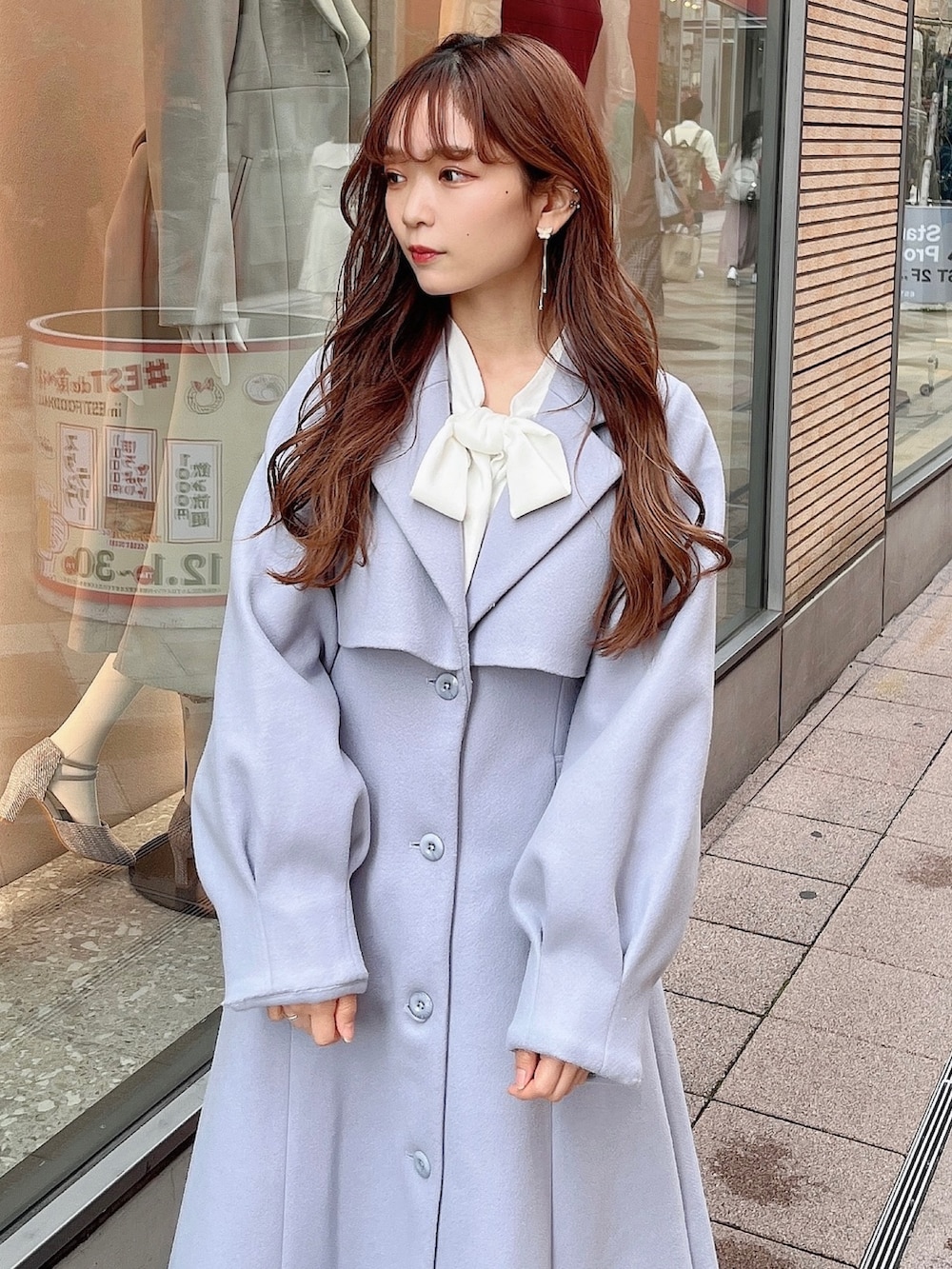 グレー系のニット/セーター、グレー系のスカート、ブルー系のその他アウターを着用したレディースの冬コーディネートの7枚目の写真