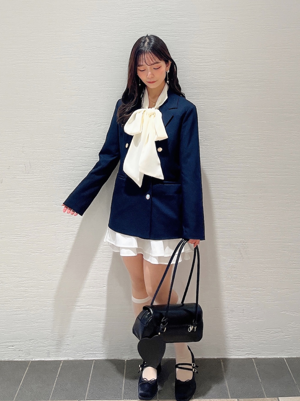 ホワイト系のシャツ/ブラウス、ホワイト系のスカート、ブラック系のバレエシューズを着用したレディースの春コーディネートの4枚目の写真