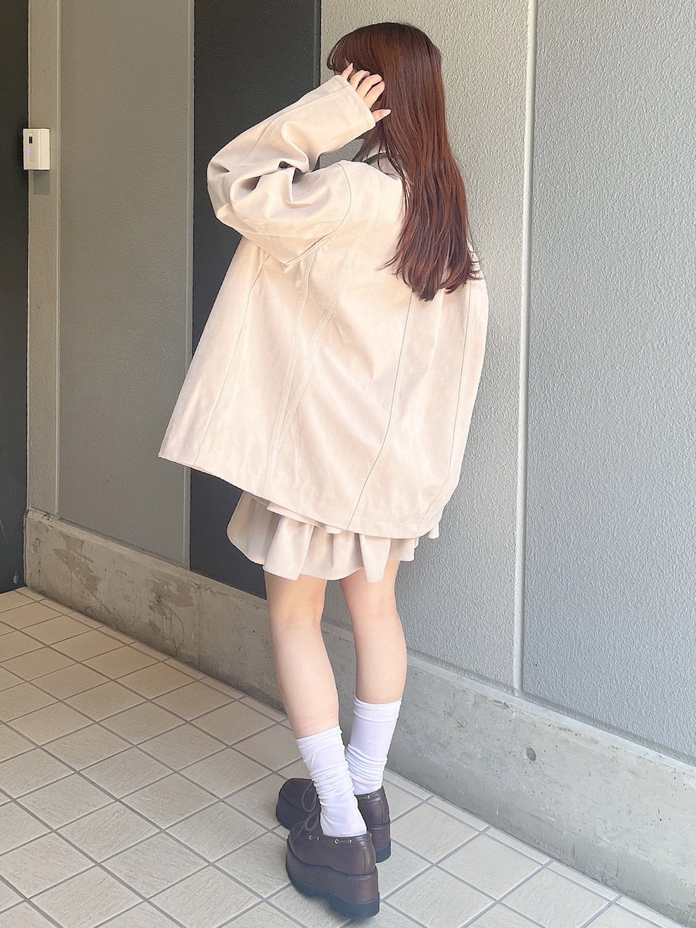 ブラウン系のシャツ/ブラウス、ホワイト系のブルゾン、ホワイト系のスカートを着用したレディースの秋コーディネートの3枚目の写真