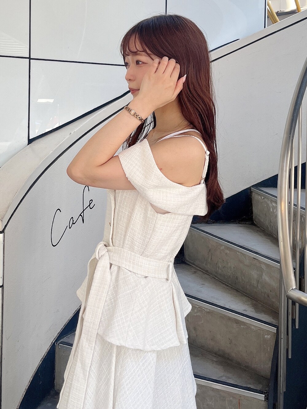 ホワイト系のサンダル、ホワイト系のワンピースを着用したレディースの夏コーディネートの5枚目の写真