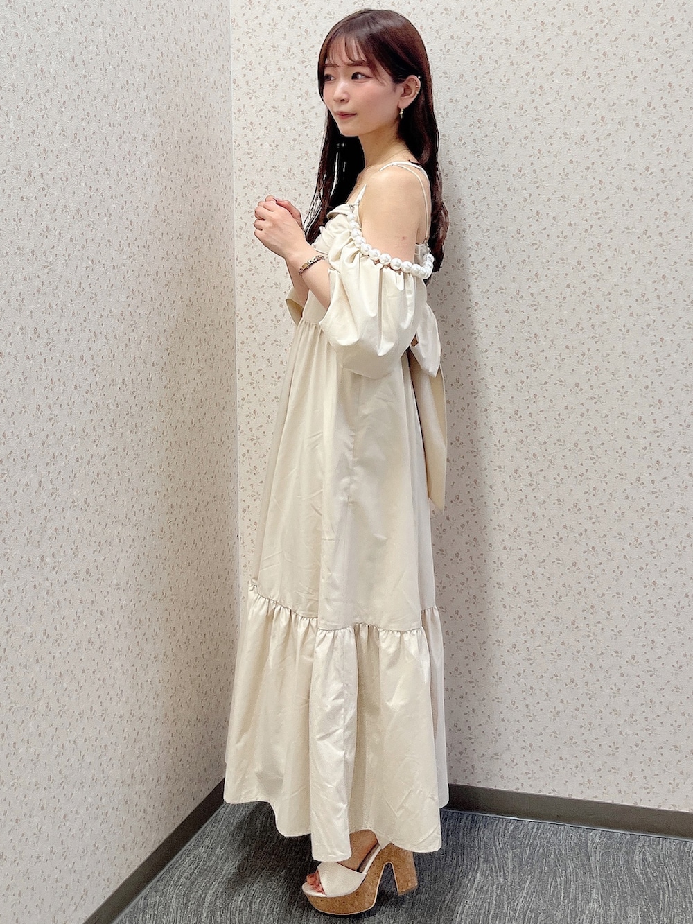 ホワイト系のサンダル、ホワイト系のワンピースを着用したレディースの夏コーディネートの5枚目の写真