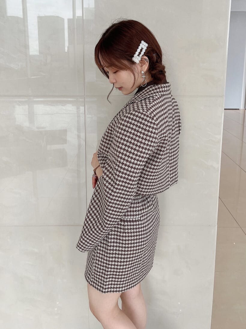 ブラウン系のシャツ/ブラウス、ブラウン系のその他アウター、ブラウン系のスカートを着用したレディースの秋コーディネートの8枚目の写真