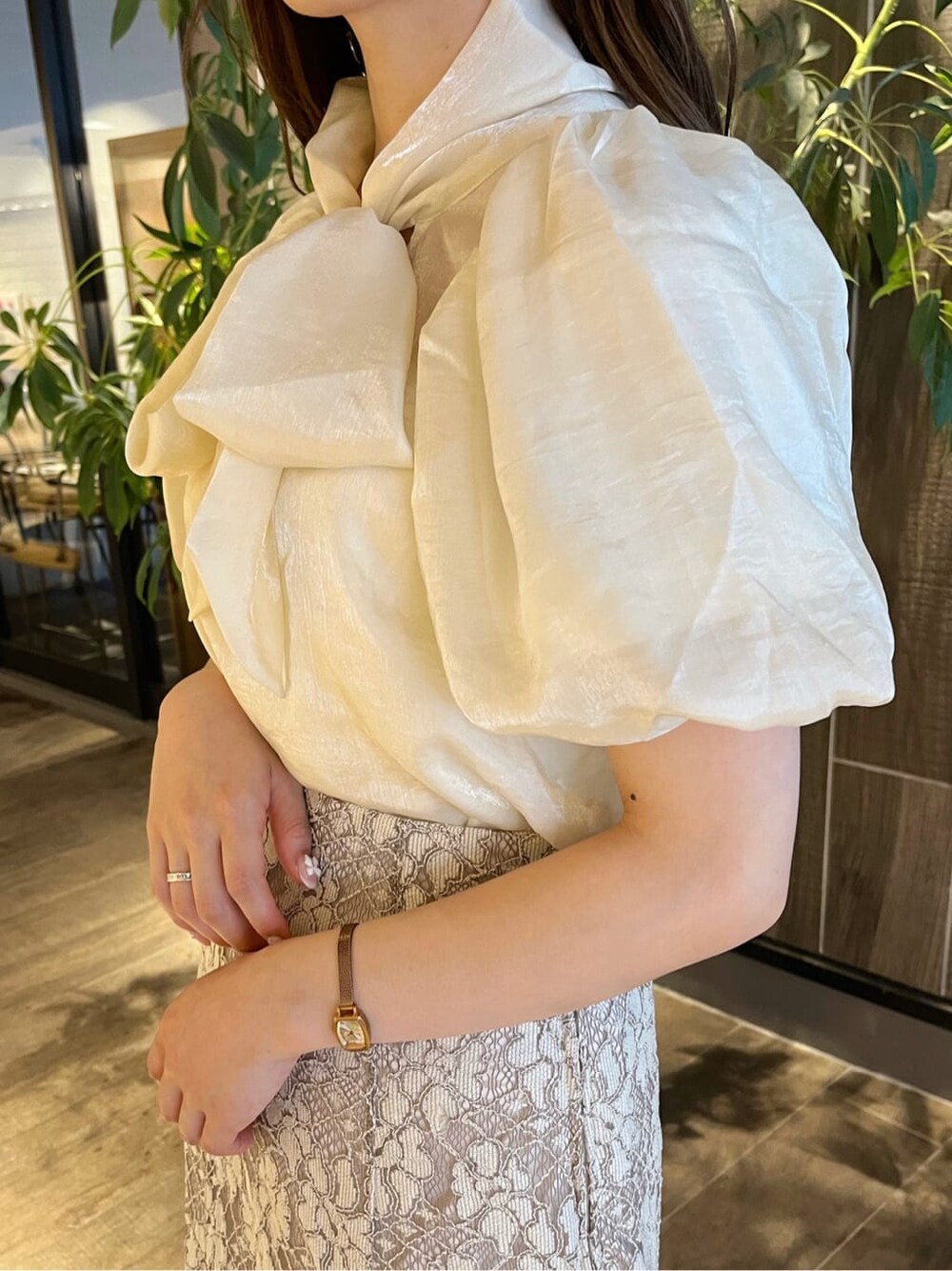 ベージュ系のスカート、ベージュ系のサンダル、イエロー系のシャツ/ブラウスを着用したレディースの夏コーディネートの7枚目の写真