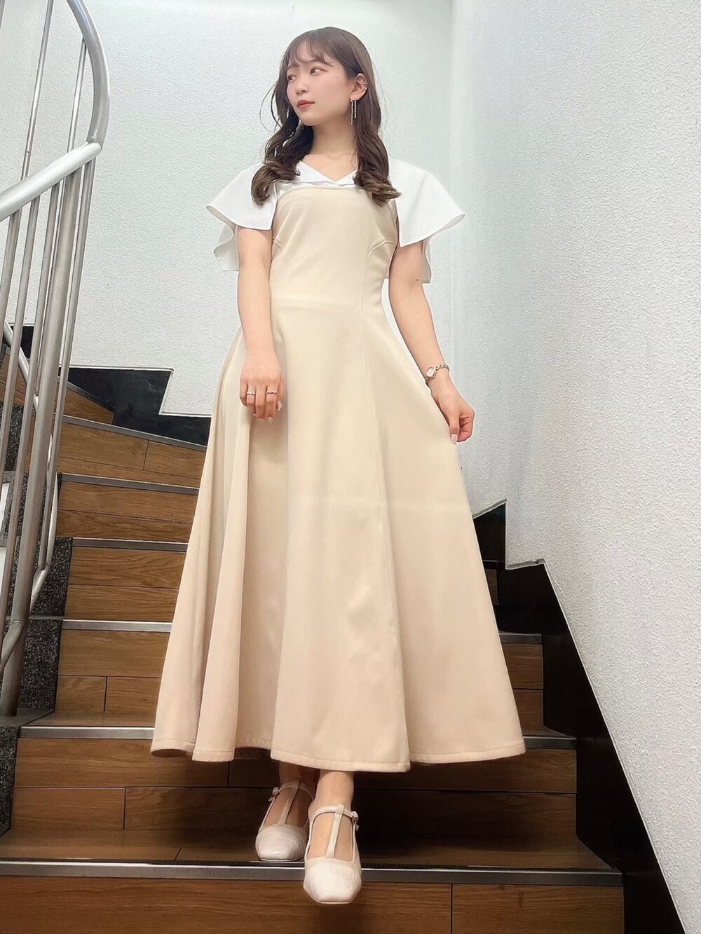 ベージュ系のワンピース、ホワイト系のパンプスを着用したレディースの夏コーディネートの3枚目の写真