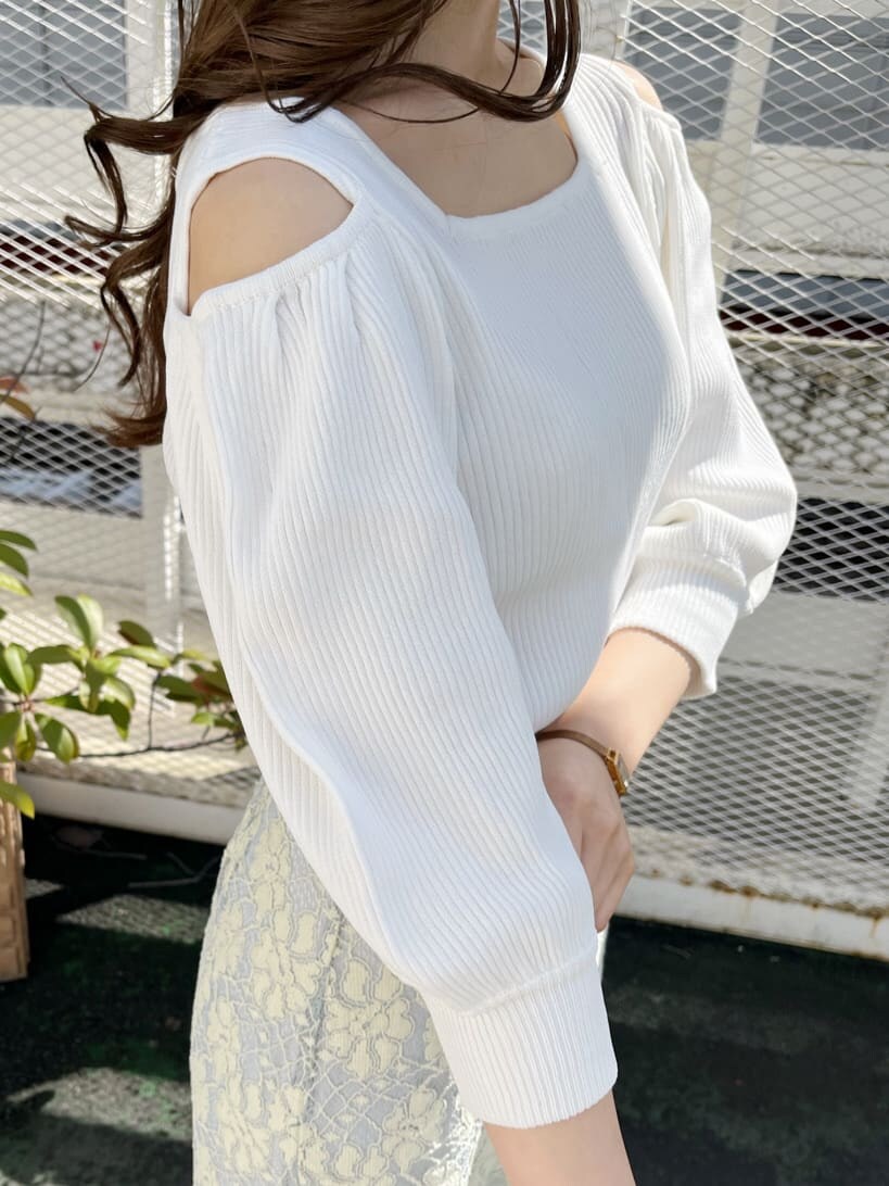 ブルー系のスカート、ホワイト系のニット/セーター、グレー系のパンプスを着用したレディースの春コーディネートの5枚目の写真