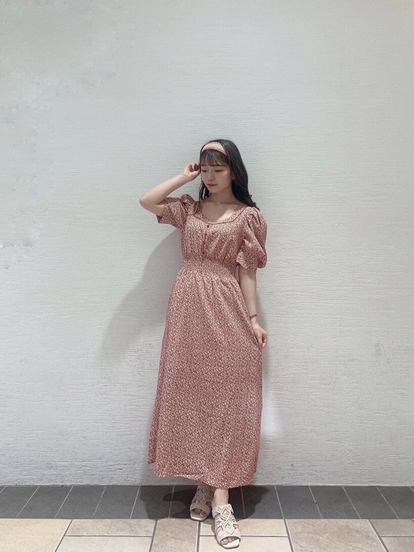 ホワイト系のサンダル、レッド系のワンピース、レッド系のカチューシャを着用したレディースの夏コーディネートの2枚目の写真