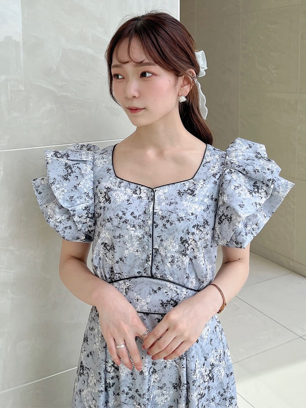 グレー系のワンピースを着用したレディースの秋コーディネートの6枚目の写真