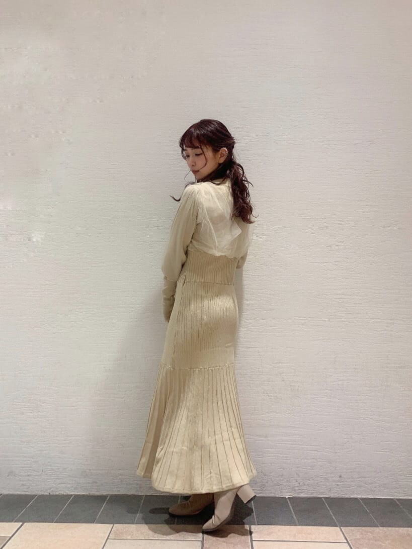 ホワイト系のその他アウター、ベージュ系のブーツ、ベージュ系のワンピースを着用したレディースの冬コーディネートの7枚目の写真