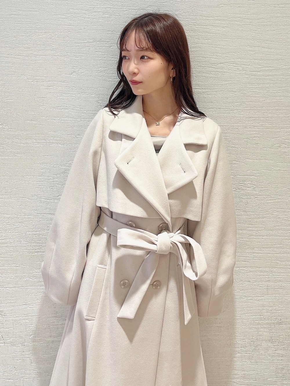 ホワイト系のその他アウターを着用したレディースの夏コーディネートの9枚目の写真