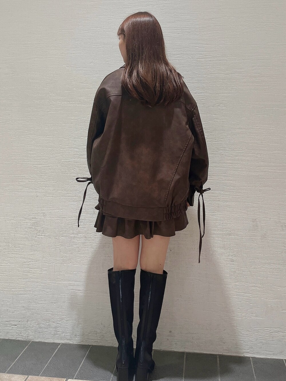 ブラック系のブーツ、ホワイト系のシャツ/ブラウス、ブラウン系のブルゾンを着用したレディースの秋コーディネートの5枚目の写真