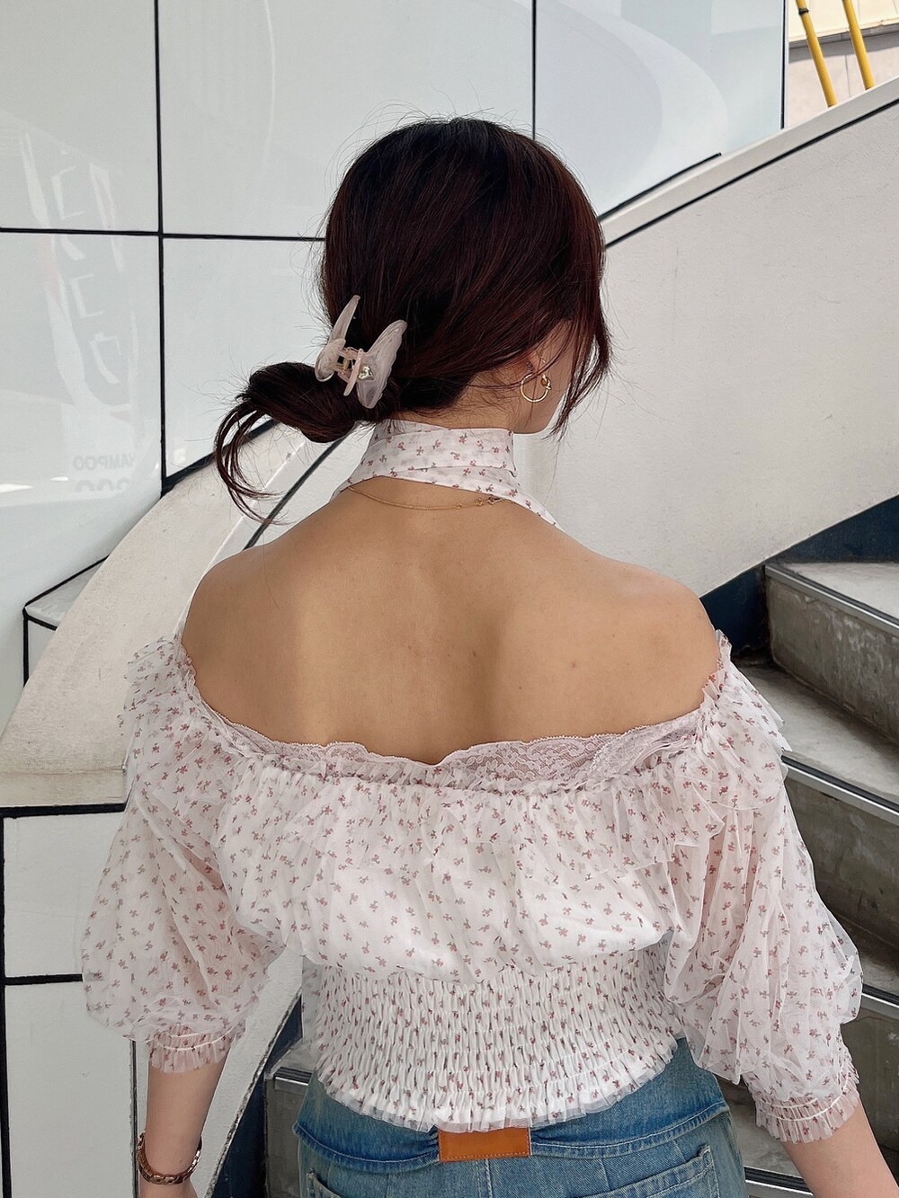 ピンク系のシャツ/ブラウス、ブルー系のデニムパンツ、ホワイト系のサンダルを着用したレディースの夏コーディネートの8枚目の写真