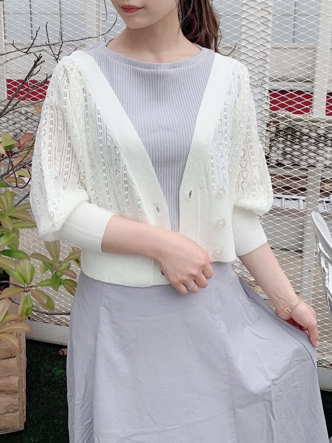 ブルー系のサンダル、グレー系のワンピース、ホワイト系のカーディガン/ボレロを着用したレディースの夏コーディネートの3枚目の写真