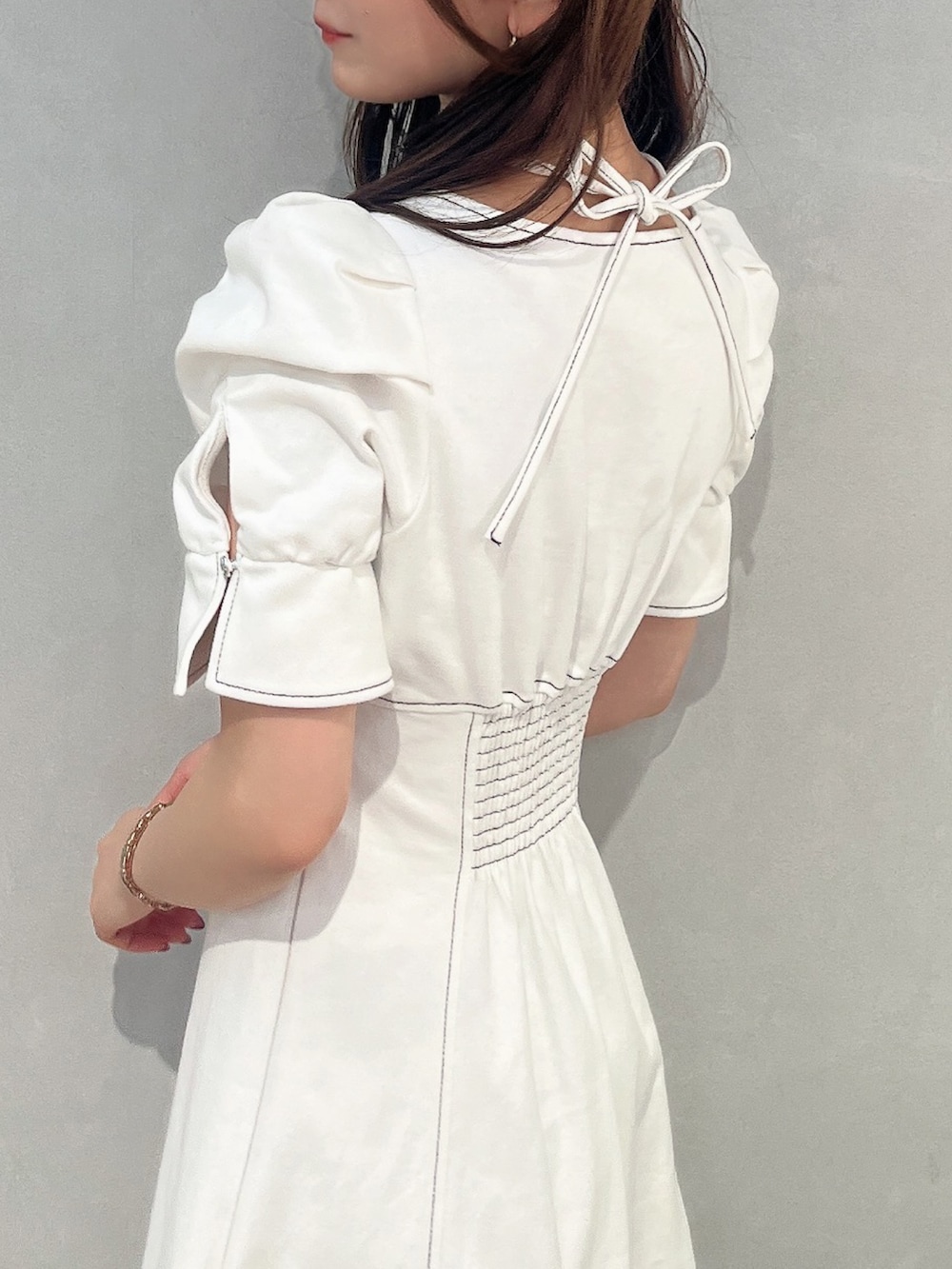 ホワイト系のワンピースを着用したレディースの冬コーディネートの6枚目の写真