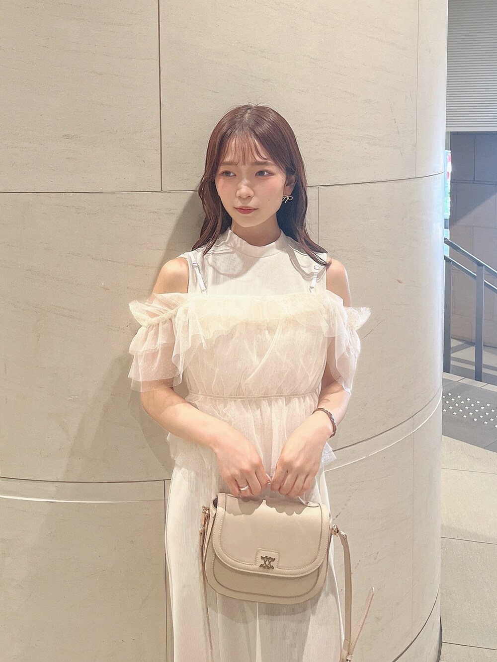 ホワイト系のワンピース、ホワイト系のパンプス、ホワイト系のハンドバッグを着用したレディースの夏コーディネートの8枚目の写真