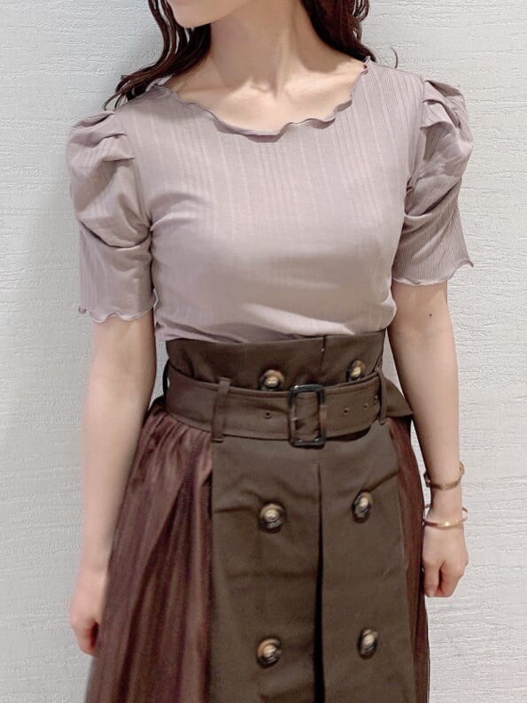 ブラウン系のサンダル、ブラウン系のスカート、ベージュ系のTシャツ/カットソーを着用したレディースの夏コーディネートの5枚目の写真