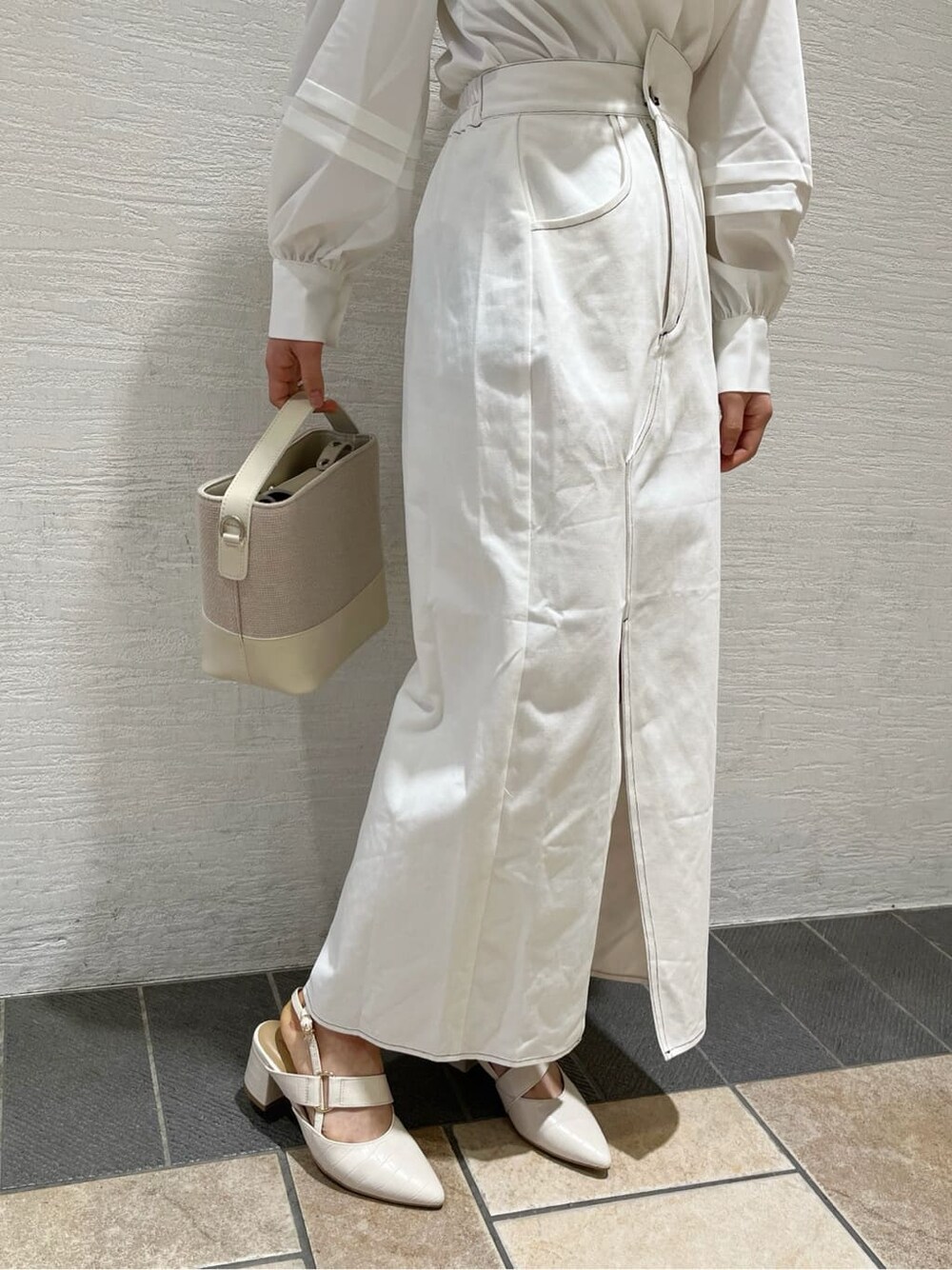 ホワイト系のシャツ/ブラウス、ホワイト系のパンプス、ホワイト系のハンドバッグを着用したレディースの春コーディネートの9枚目の写真