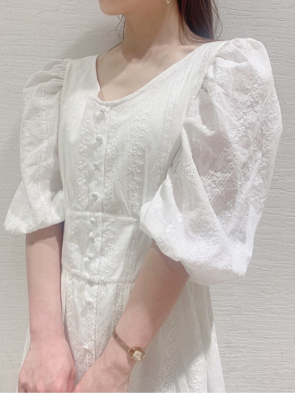 グレー系のサンダル、ホワイト系のシャツ/ブラウス、ホワイト系のワンピースを着用したレディースの春コーディネートの6枚目の写真