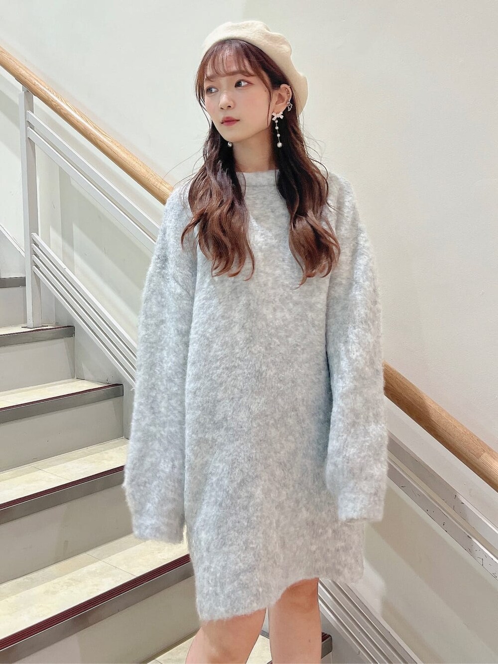 ベージュ系のブーツ、グレー系のニット/セーターを着用したレディースの秋コーディネートの5枚目の写真
