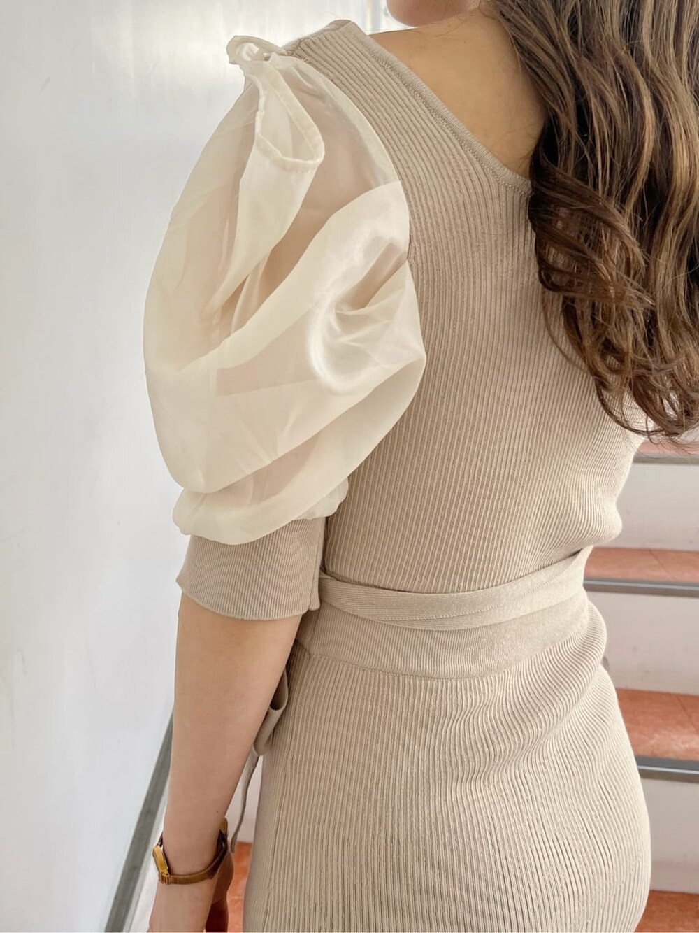 ベージュ系のワンピース、ホワイト系のパンプスを着用したレディースの春コーディネートの7枚目の写真