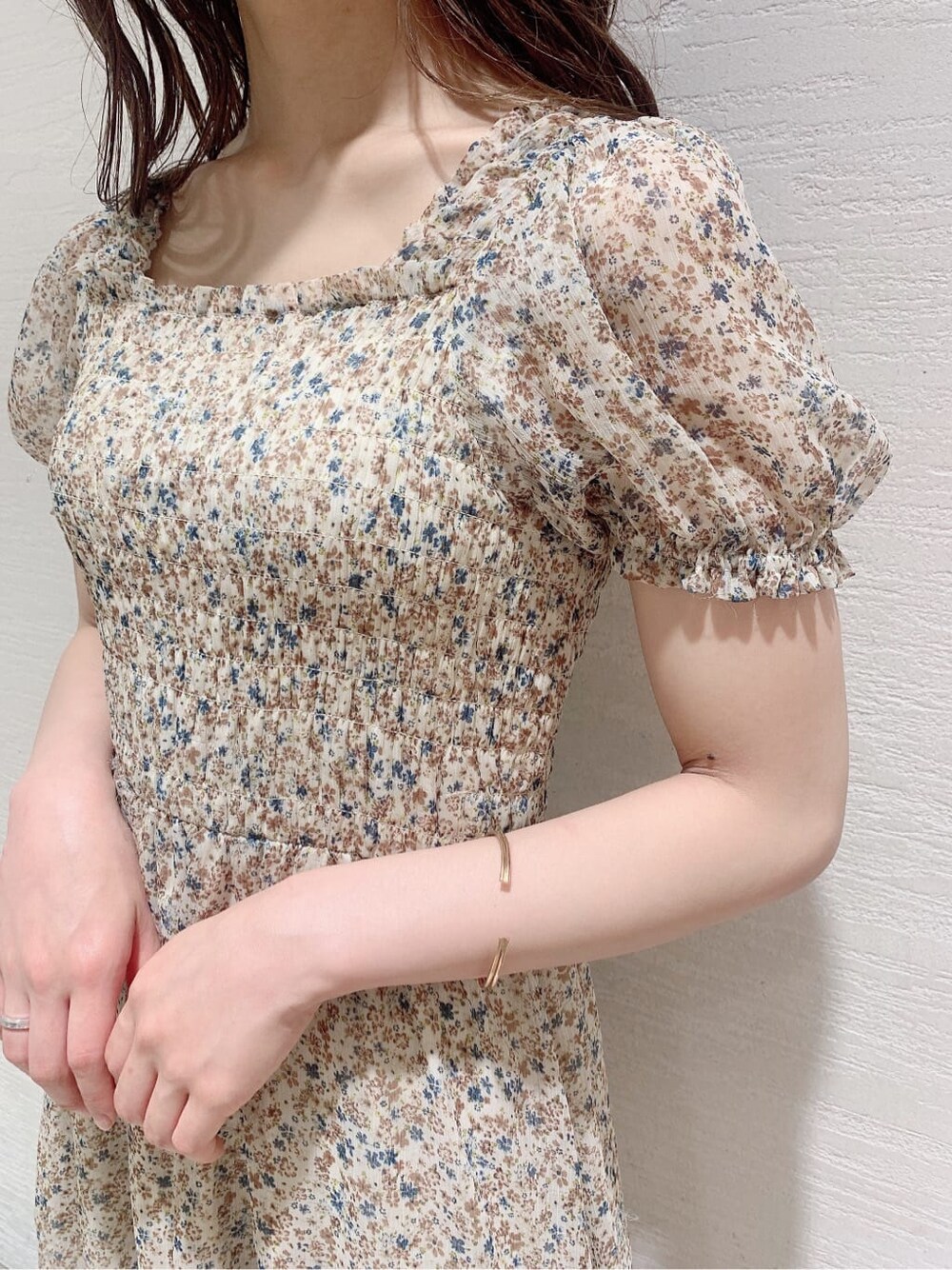 ブラウン系のサンダル、その他のワンピースを着用したレディースの夏コーディネートの8枚目の写真