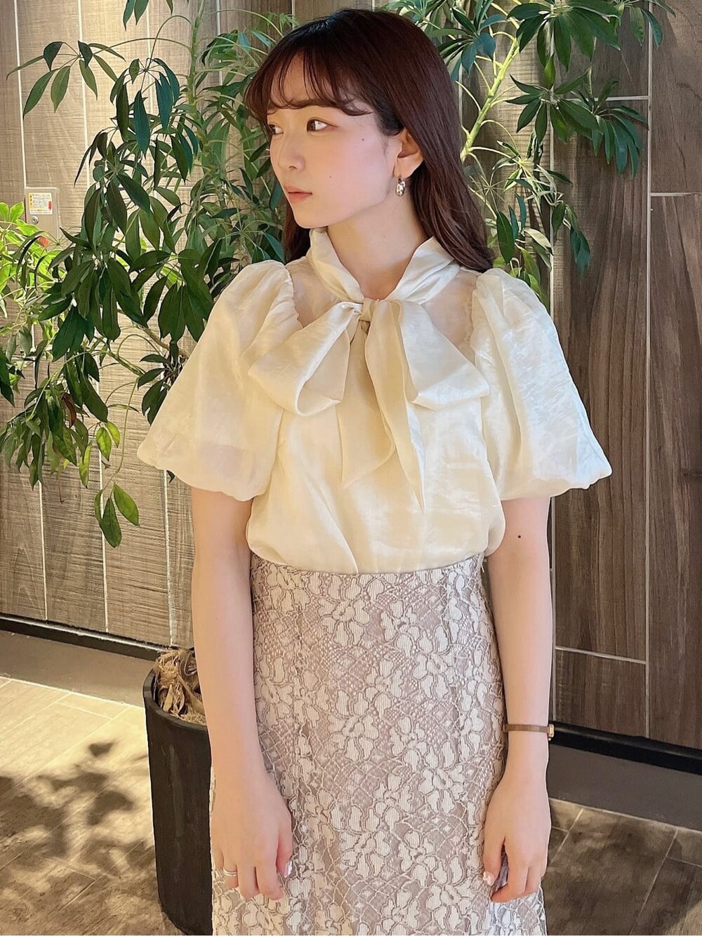 ベージュ系のスカート、ベージュ系のサンダル、イエロー系のシャツ/ブラウスを着用したレディースの夏コーディネートの5枚目の写真