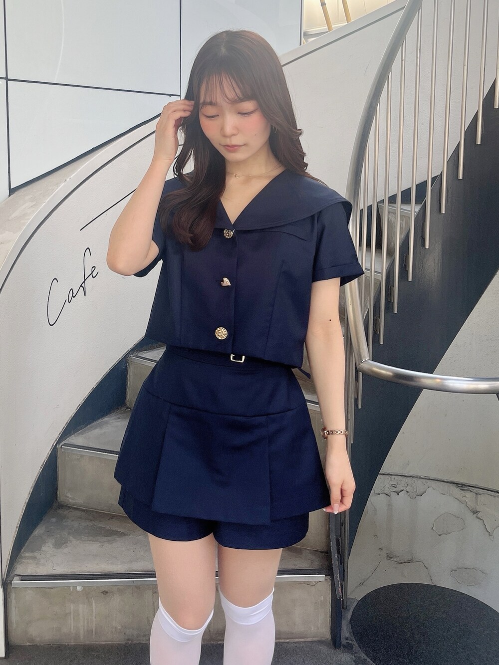 シルバー系のローファー、ブルー系のテーラードジャケット、ブルー系のその他パンツを着用したレディースの春コーディネートの5枚目の写真