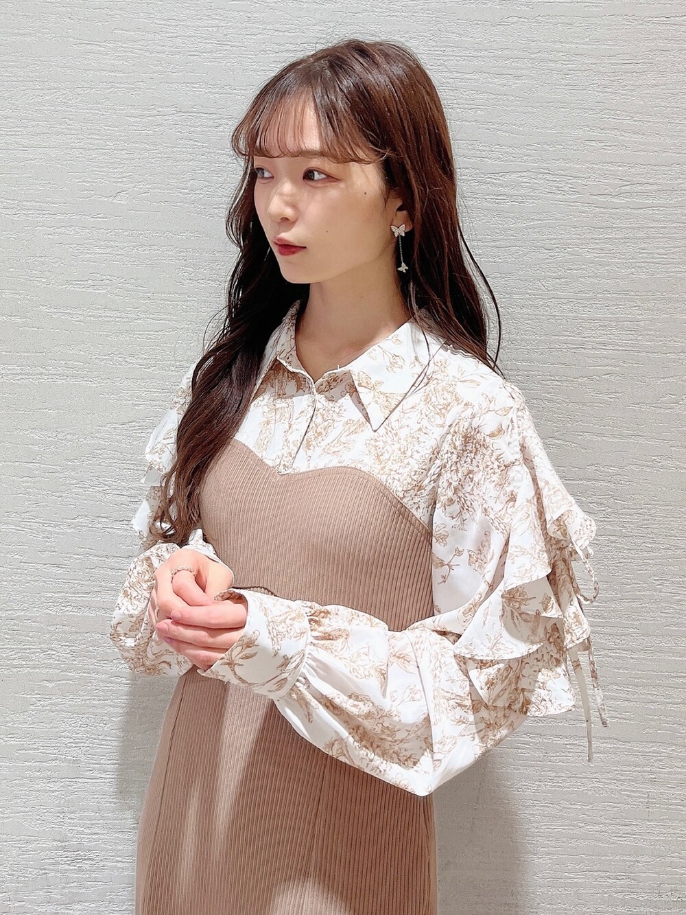 ベージュ系のワンピース、ベージュ系のブーツを着用したレディースの冬コーディネートの5枚目の写真