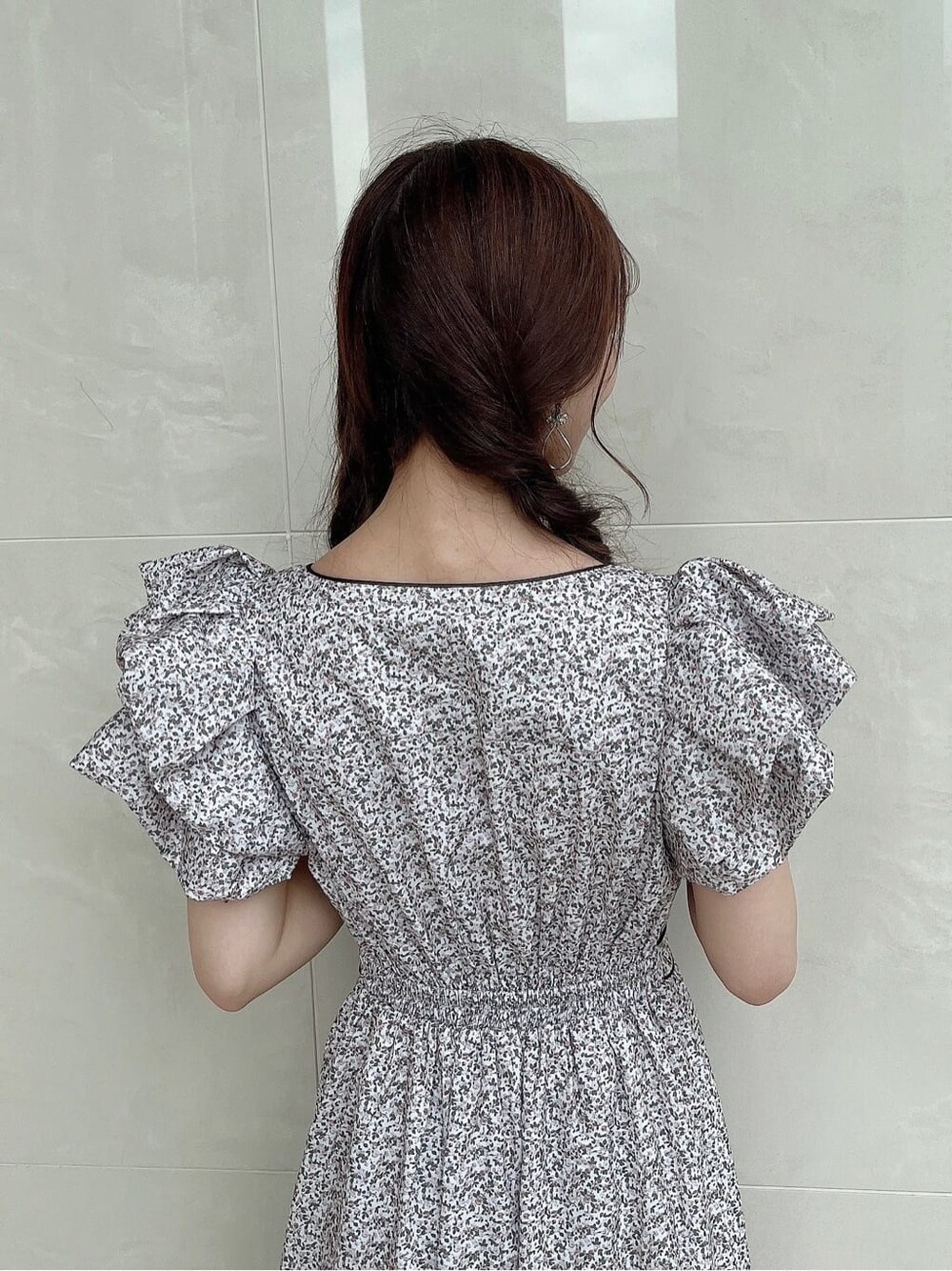 ホワイト系のワンピースを着用したレディースの夏コーディネートの6枚目の写真