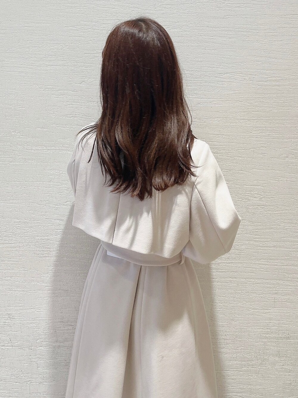 ホワイト系のその他アウターを着用したレディースの夏コーディネートの7枚目の写真