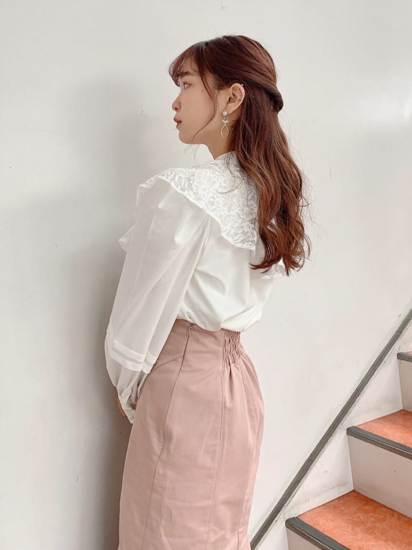 ホワイト系のパンプス、ホワイト系のシャツ/ブラウス、ピンク系のスカートを着用したレディースの冬コーディネートの3枚目の写真