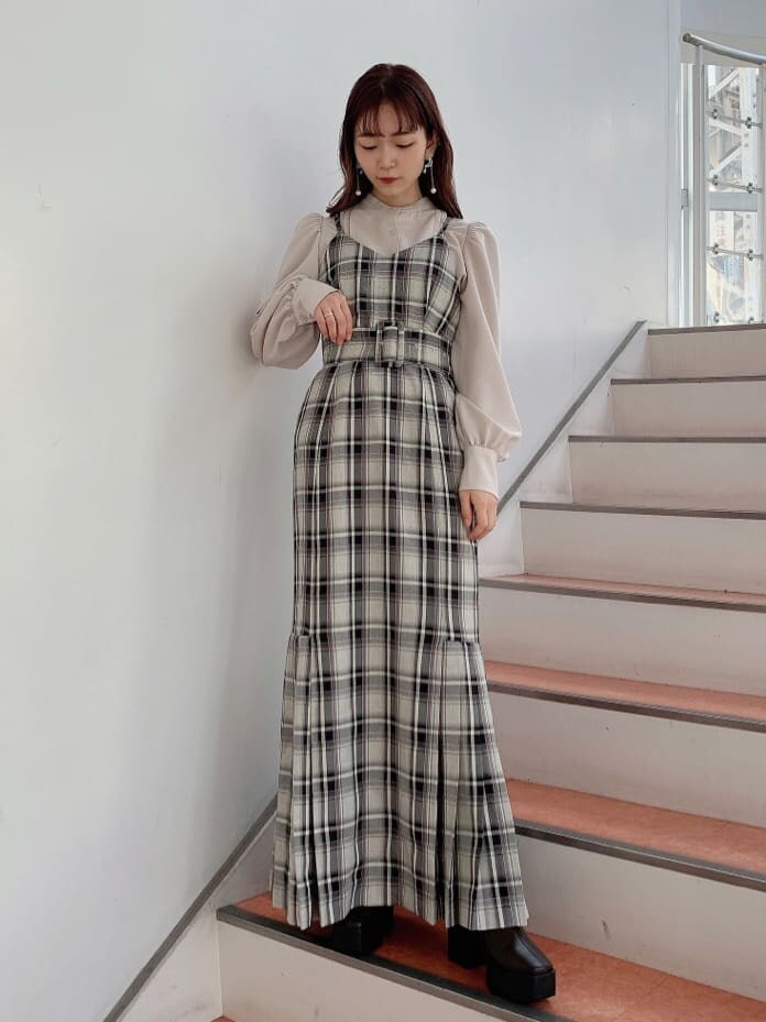 ブラウン系のブーツ、ベージュ系のシャツ/ブラウス、グレー系のジャンパースカートを着用したレディースの冬コーディネートの8枚目の写真