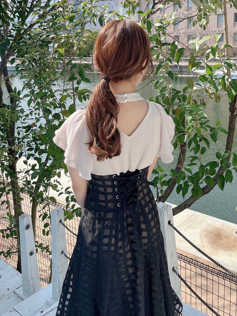 ホワイト系のワンピース、ブラック系のパンプスを着用したレディースの春コーディネートの9枚目の写真